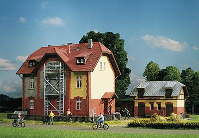 Kibri 39315 HO Scale Railway Station with Next Door Building -- 17.5 x 14 x 13.5cm, 13 x 6 x 7cm