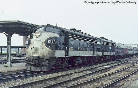 Walthers Proto 920-42527 HO Scale EMD FP7 LokSound 5 Sound and DCC -- Southern Railway #6142 (black, white, Dulux Gold)