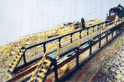 NJ International 4022 HO Scale Maintenance Platform -- Kit - Scale 136' 41.4m pkg(2)