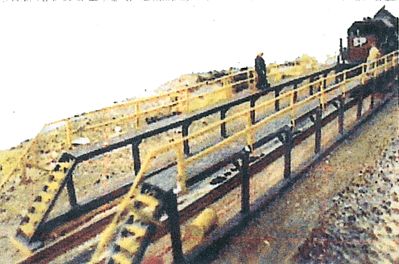 NJ International 4222 N Scale 136' Maintenance Platform -- Kit pkg(2)