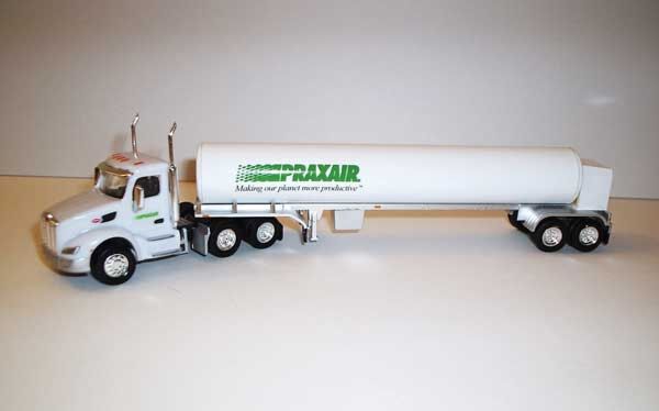 Trucks 'N Stuff TNS053 HO Scale Peterbilt 579 Day-Cab Tractor with Cryogenic Tank Trailer - Assembled -- Praxair (white, green)