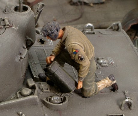 Royal Model 165 1/35 WWII US Refueling Tank Crew Member (Resin)