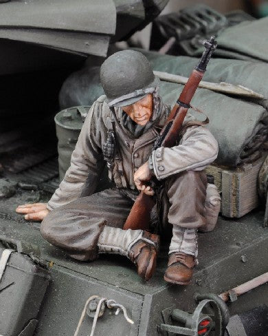 Royal Model 659 1/35 WWII US Infantry at Rest Sitting w/Rifle (Resin)