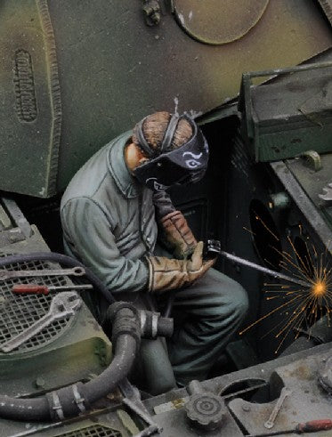 Royal Model 683 1/35 Man using Electric Welder Sitting (Resin)