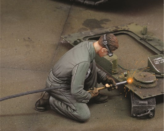 Royal Model 684 1/35 Man using Electric Welder Kneeling (Resin)