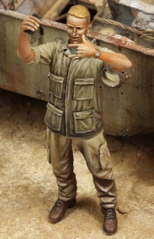 Royal Model 782 1/35 Soldier Taking Selfie Photo (Resin) (D)