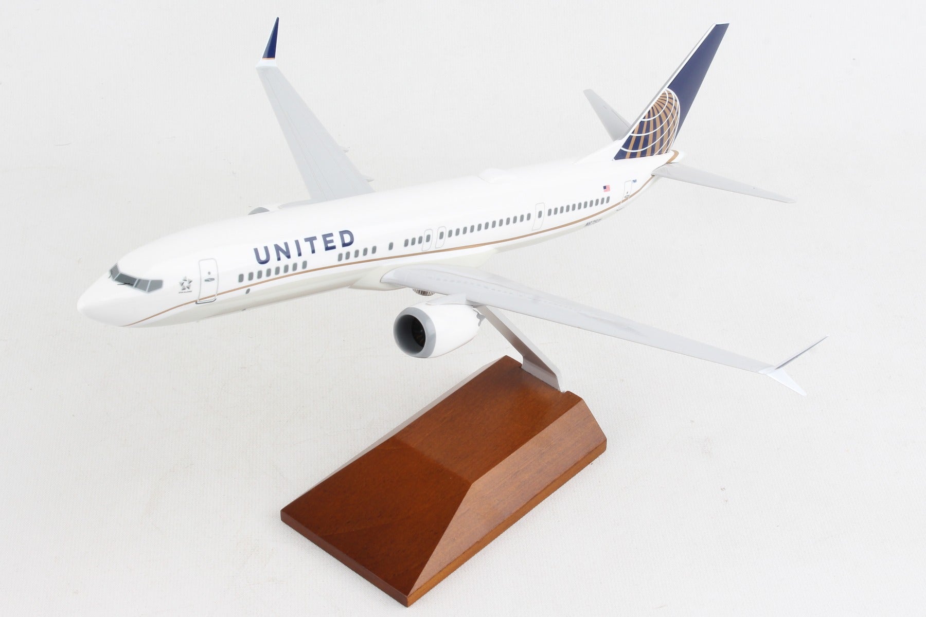 SkyMarks SKR5141 United 7379Max 1/130 W/Wood Stand