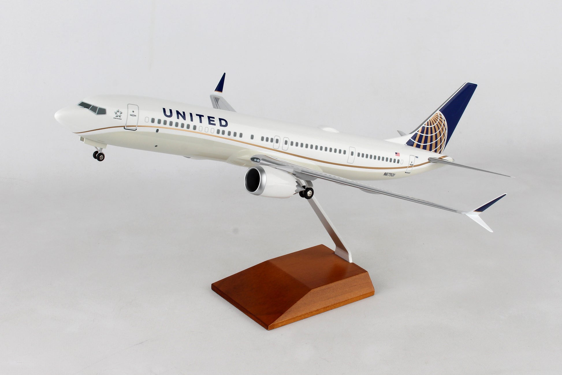 SkyMarks SKR8275 United 737Max9 1/100 W/Wood Stand & Gear