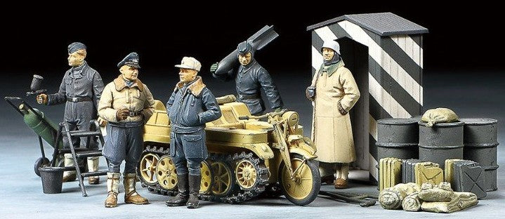 Tamiya 32412 1/48 German Luftwaffe Crew (Winter) (5) w/Kettenkraftrad
