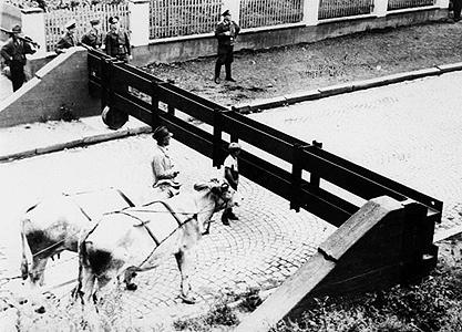 Trident Miniatures 96035 HO Scale Military - Former German Army WWII - Road Block -- Type 2 - Steel Gate for Streets