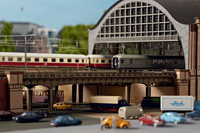 Trix 66141 N Scale Hamburg-Dammtor Station 4-Track Steel Bridge Approach - Hamburg, Germany - Kit -- 9-1/2 x 15-1/4" 24.2 x 38.8cm