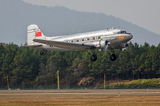 Trumpeter 5813 1/48 DC3 CNAC Transport Aircraft