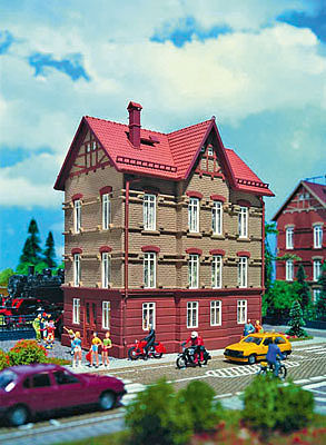 Vollmer 47641 N Scale 3-Story House at the Railroad Tracks - Kit (Plastic) -- 3-7/8 x 2-11/16 x 9/16" 9.9 x 6.8 x 11.6cm