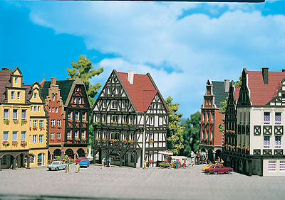 Vollmer 47752 N Scale Guild House -- 3 x 2-7/8" 7.5 x 7.3cm