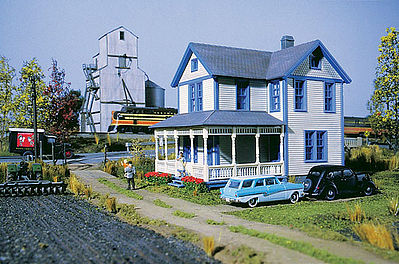 Walthers Cornerstone 3651 HO Scale Aunt Lucy's House -- Kit - 4 x 5-3/4 x 5-1/8" 10.2 x 14.6 x 13cm